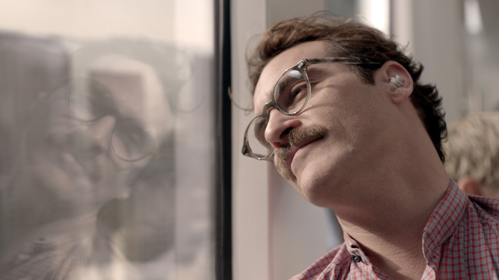 Copyright: ©2013 UNTITLED RICK HOWARD COMPANY LLC Photo Credit: Courtesy of Warner Bros. Pictures Knopf im Ohr: Joaquin Phoenix in "Her" von Spike Jonze.